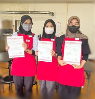 合格証書を持つ実習生